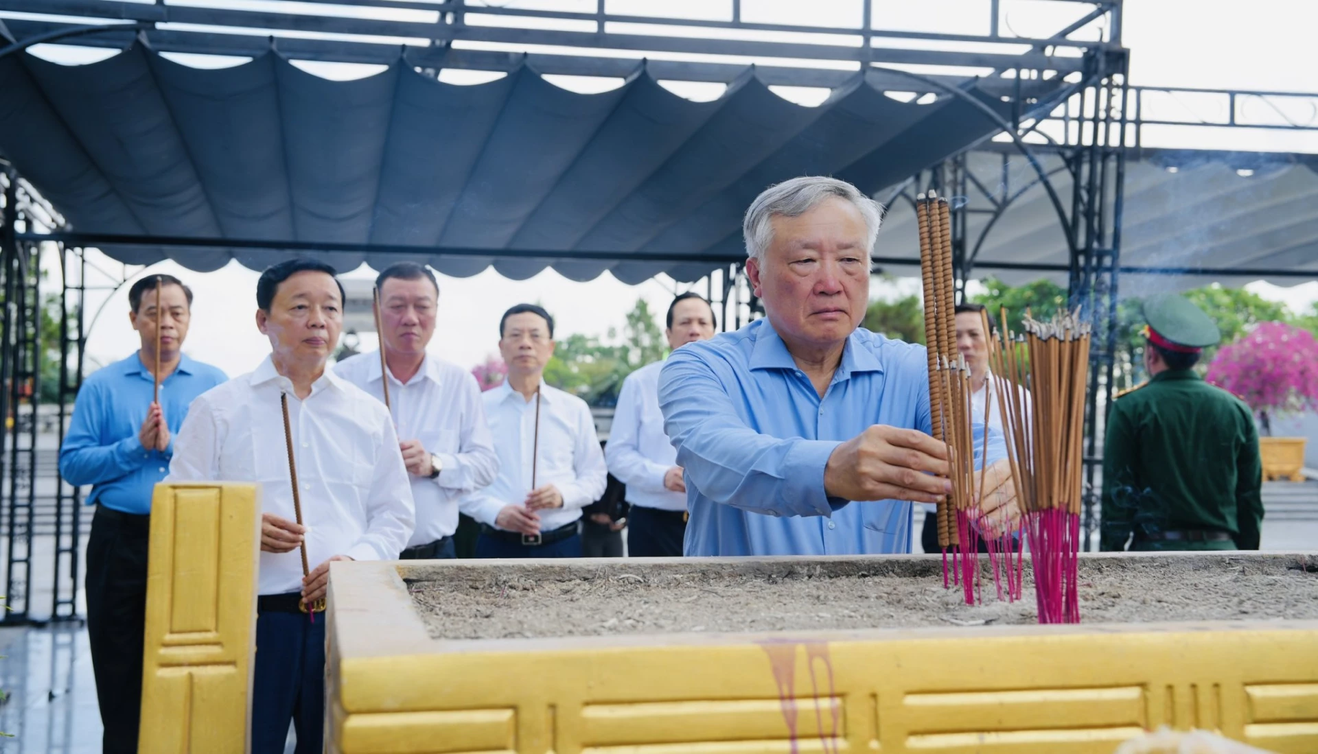 Đồng chí Nguyễn Hòa Bình cùng đoàn công tác và lãnh đạo tỉnh Quảng Trị thành kính dâng hương tưởng nhớ các anh hùng liệt sĩ tại Nghĩa trang liệt sĩ quốc gia Đường 9 - Ảnh: Mỹ Nhị