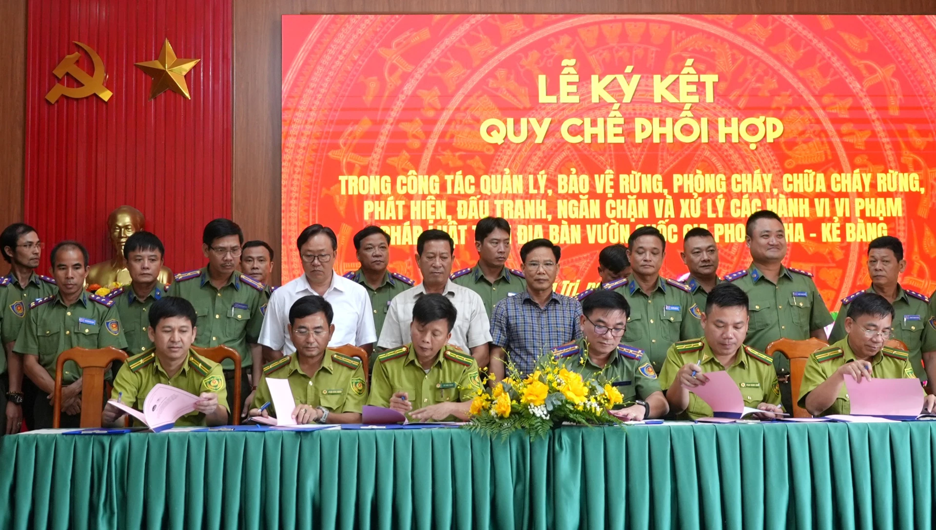 Trung tâm Bảo vệ rừng và Di sản thế giới ký kết quy chế phối hợp với các Hạt Kiểm lâm - Ảnh: T.Đ