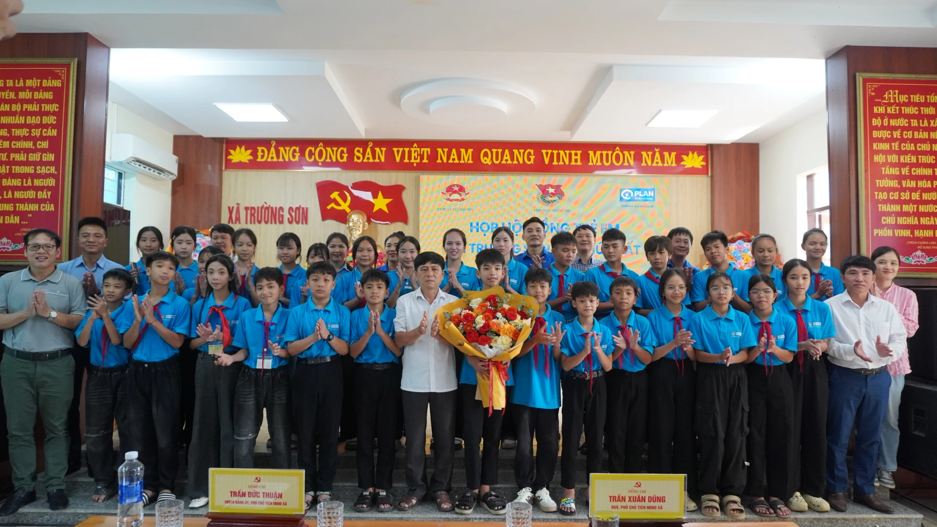 HĐTE xã Trường Sơn chụp hình lưu niệm cùng đại biểu - Ảnh: H.T