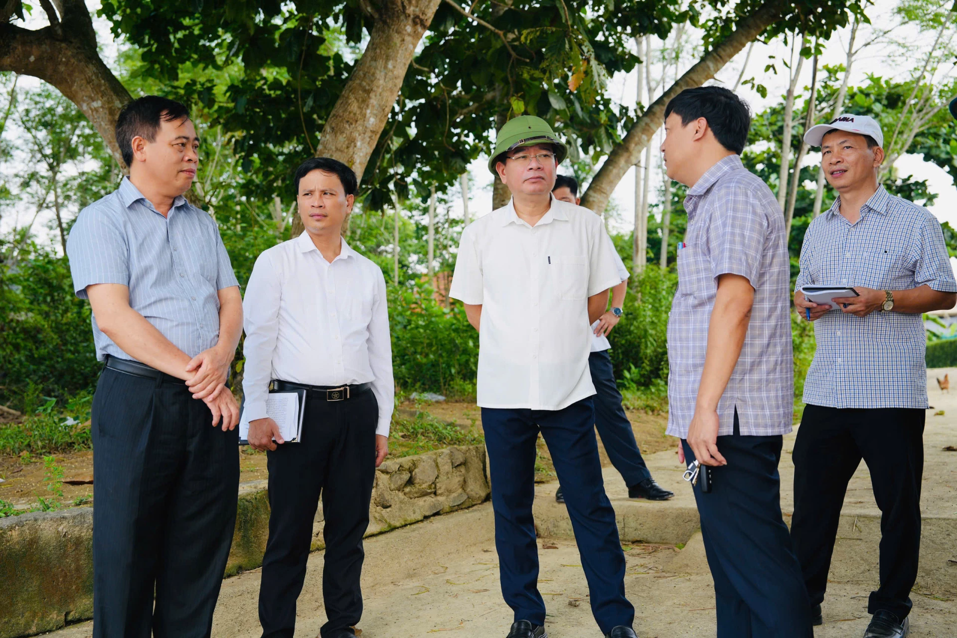 Ảnh 2: Đồng chí Nguyễn Đăng Quang trực tiếp kiểm tra bản đồ quy hoạch và trao đổi với đại diện chủ đầu tư về phương án tháo gỡ vướng mắc mặt bằng tại các xã phía Nam - Ảnh: Mỹ Nhị 