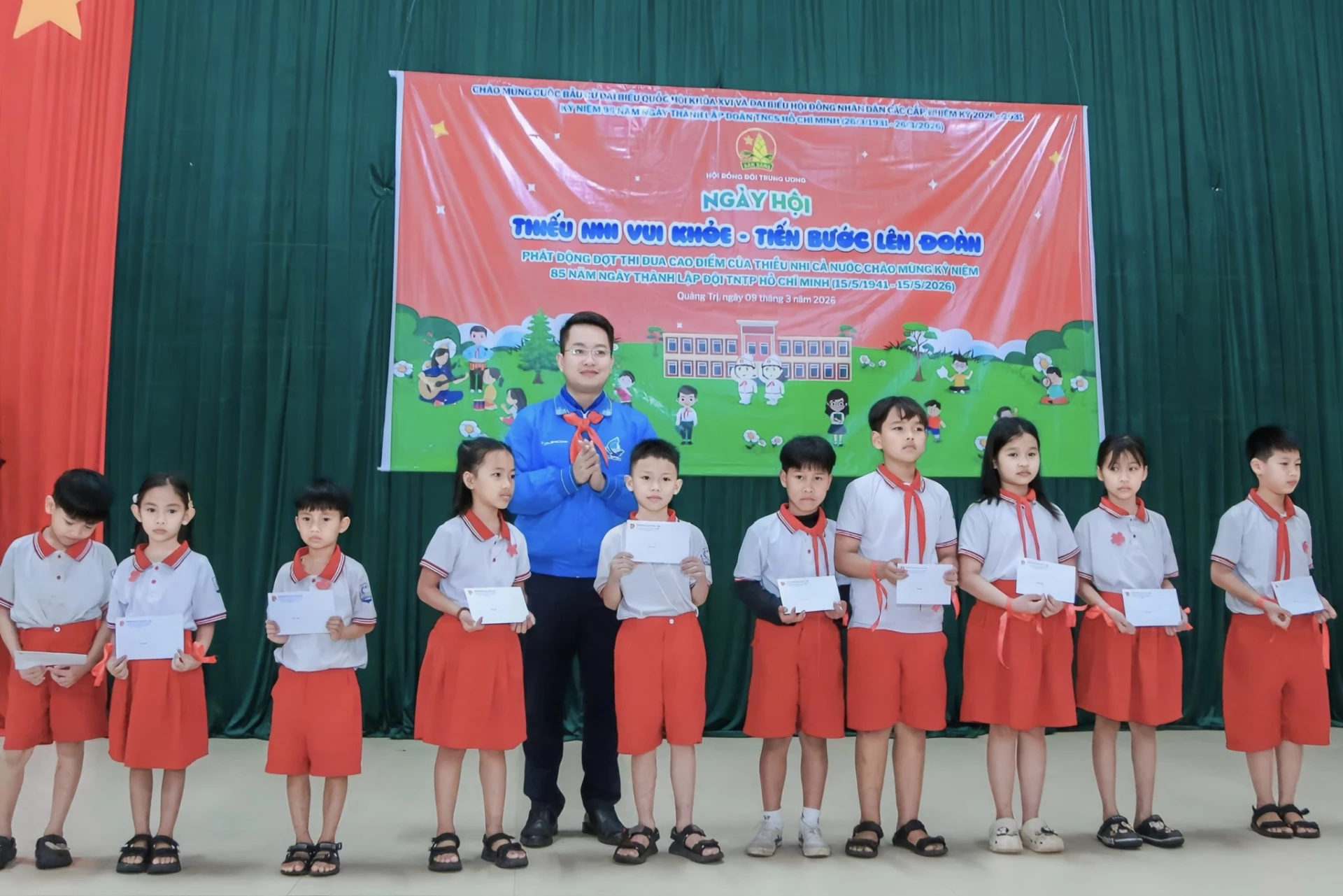 Đồng chí Đinh Trung Hiếu, Phó Bí thư Thường trực Tỉnh đoàn, Chủ tịch Hội đồng Đội tỉnh trao quà động viên đội viên, thiếu nhi tại ngày hội “Thiếu nhi vui khỏe-Tiến bước lên Đoàn” - Ảnh: M.H