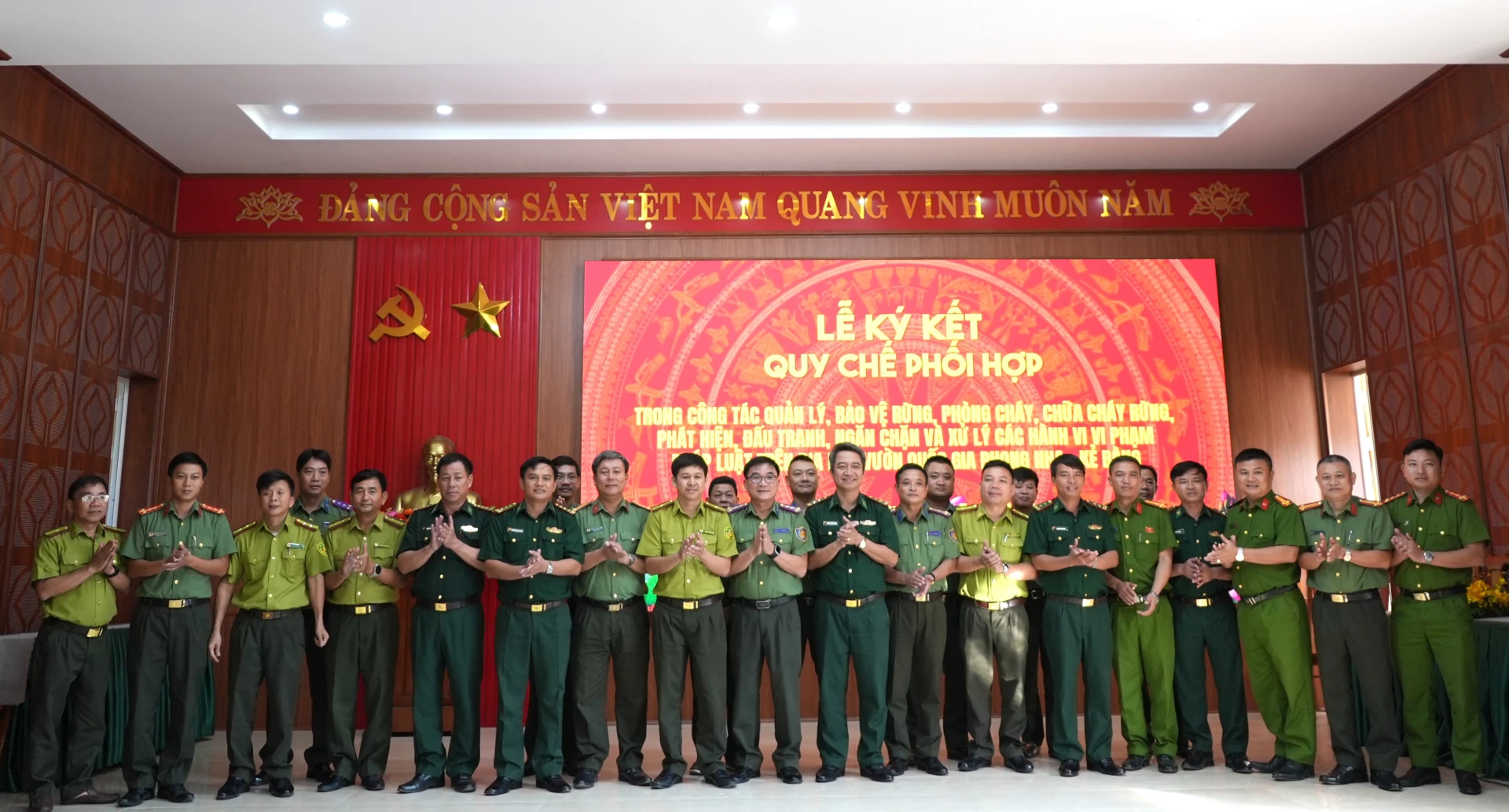 Đại diện các đơn vị chụp ảnh lưu niệm tại hội nghị - Ảnh: T.Đ