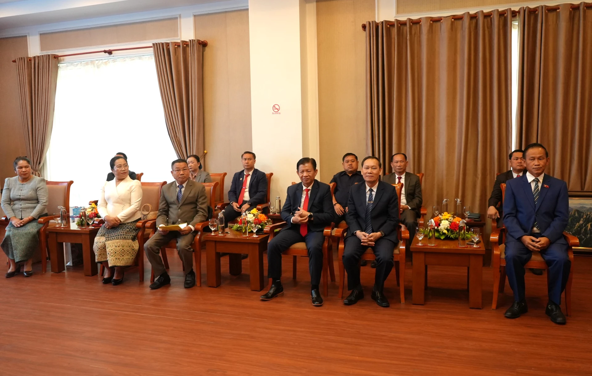 Các thành viên Đoàn Đại biểu cấp cao tỉnh Khăm Muồn tham dự buổi tiếp - Ảnh: T.Đ