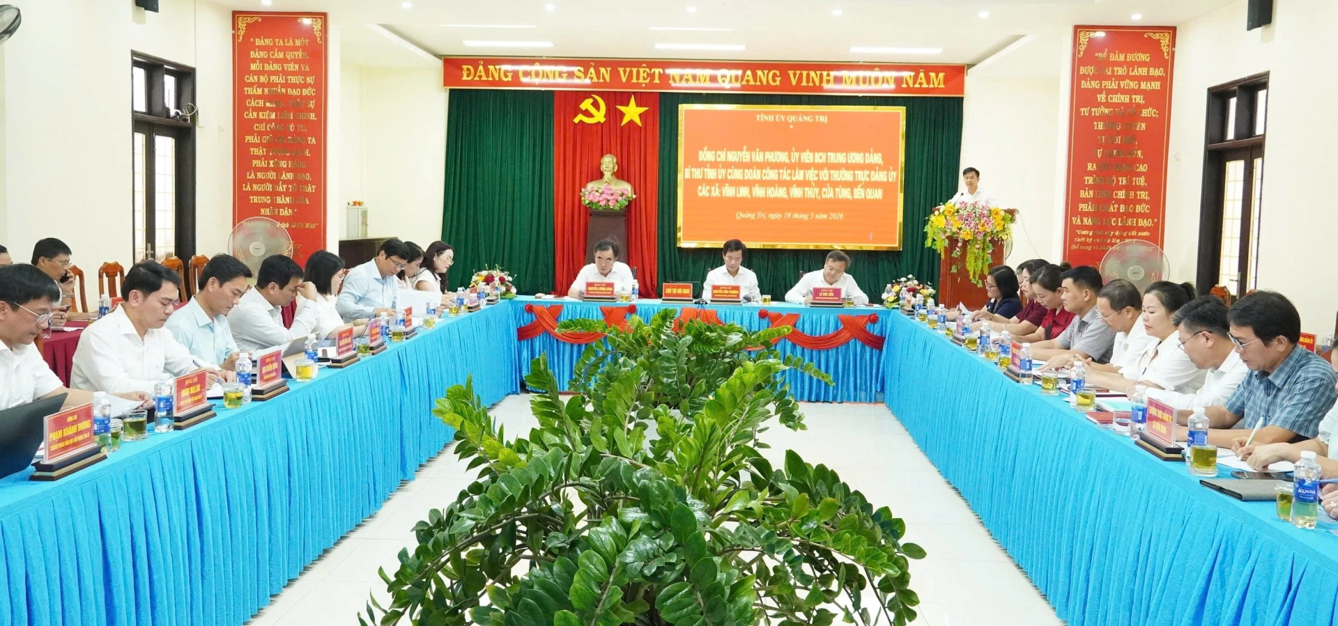 Thường trực Đảng ủy xã Vĩnh Linh báo cáo tại buổi làm việc - Ảnh: Q.V