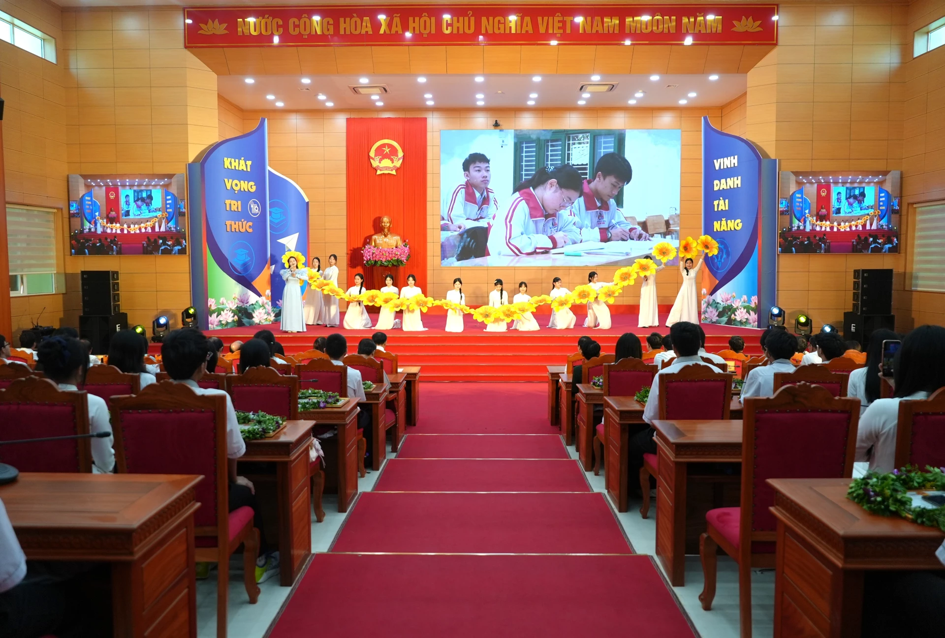 Các tiết mục văn nghệ đặc sắc biểu diễn tại chương trình - Ảnh: T.Đ