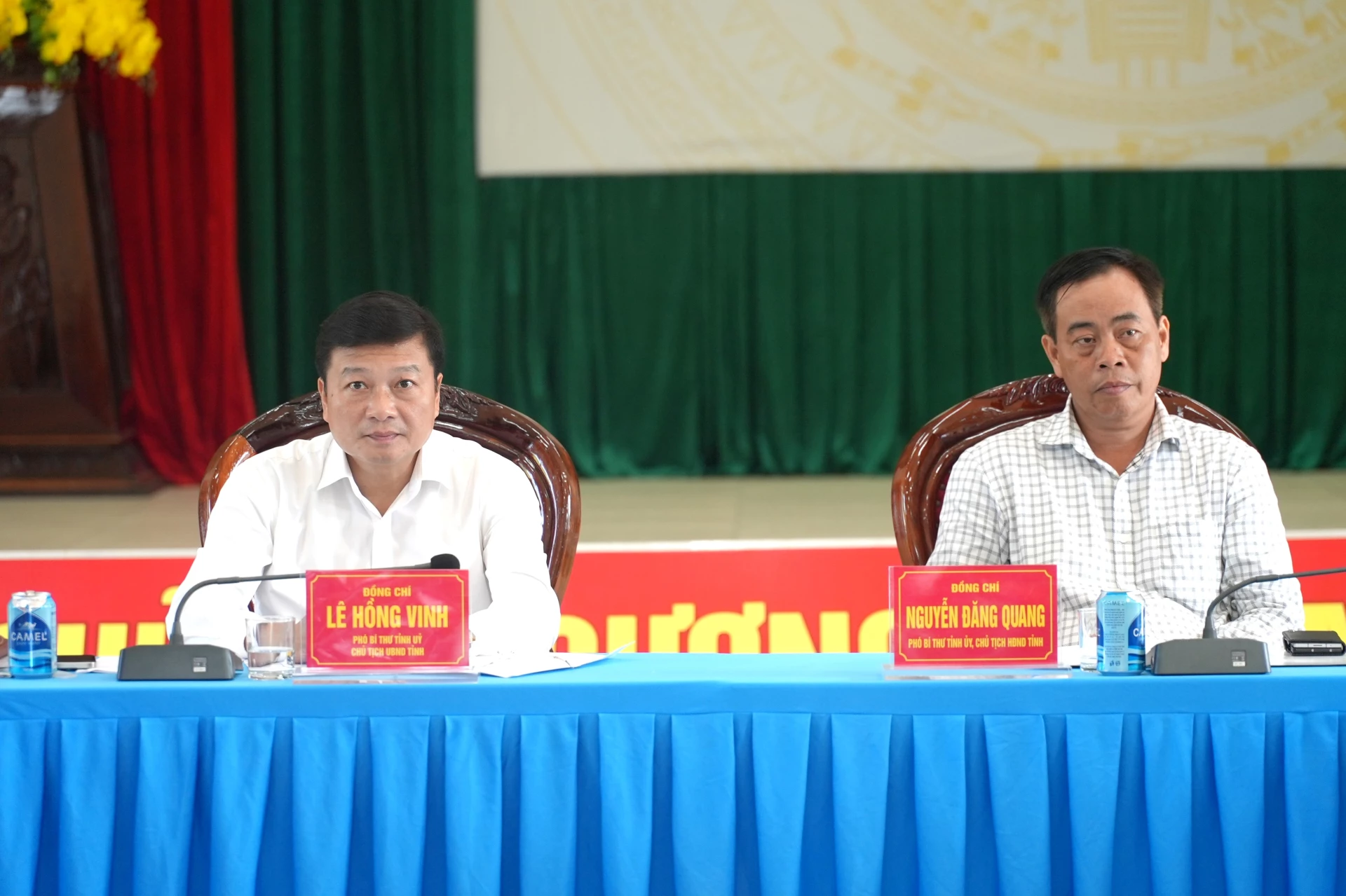 Đồng chí Nguyễn Đăng Quang, Chủ tịch HĐND tỉnh và đồng chí Lê Hồng Vinh, Chủ tịch UBND tỉnh chủ trì buổi làm việc tại đặc khu Cồn Cỏ - Ảnh: T.Đ
