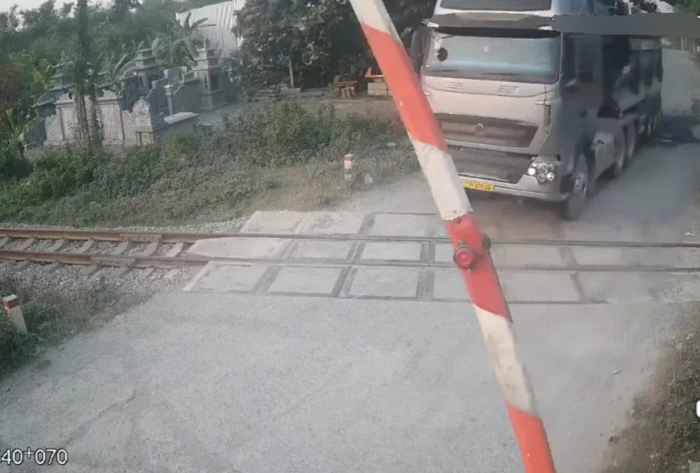 Phạt nặng hành vi cố tình vượt đường ngang khi có tín hiệu cảnh báo