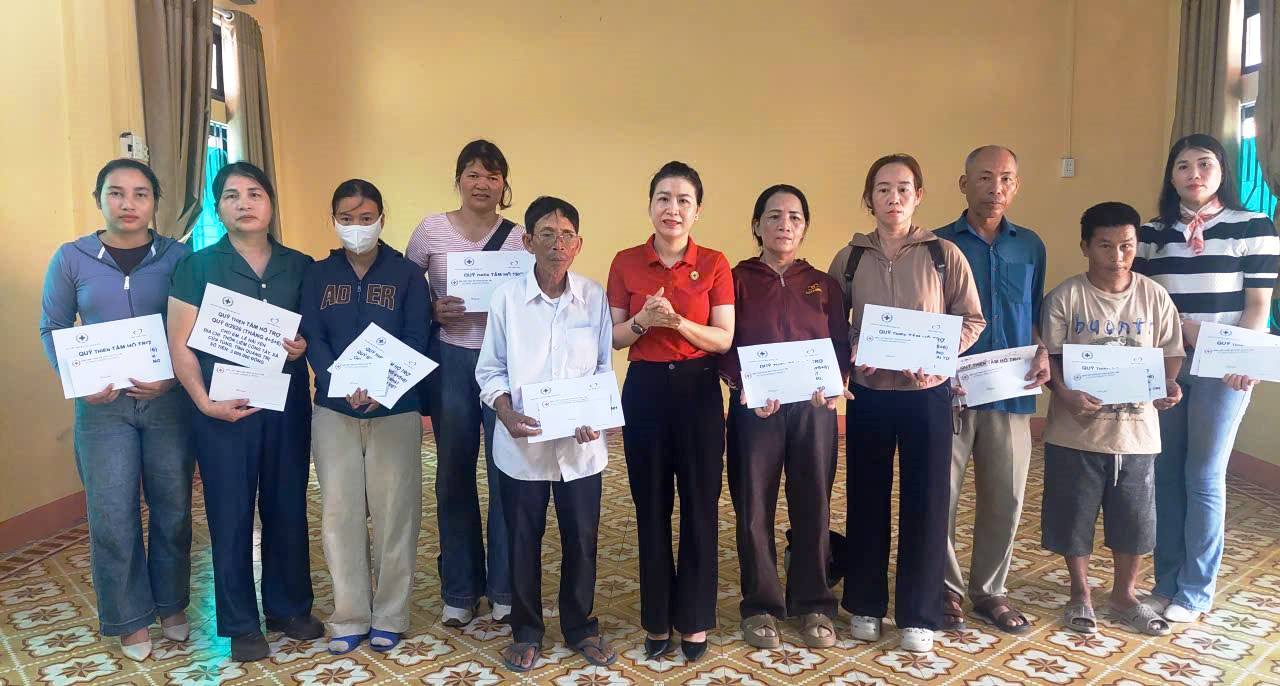 Việc hỗ trợ các địa chỉ nhân đạo nhằm góp phần giúp các hộ gia đình giảm bớt khó khăn, vươn lên trong cuộc sống-Ảnh: T.A
