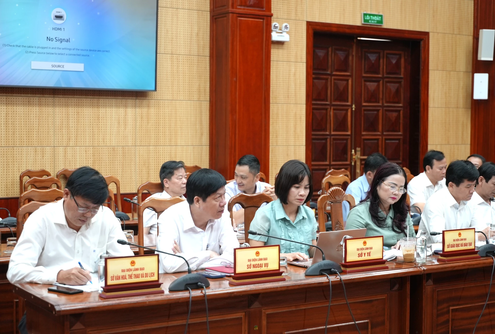 Các đại biểu tham dự phiên họp - Ảnh: T.Đ