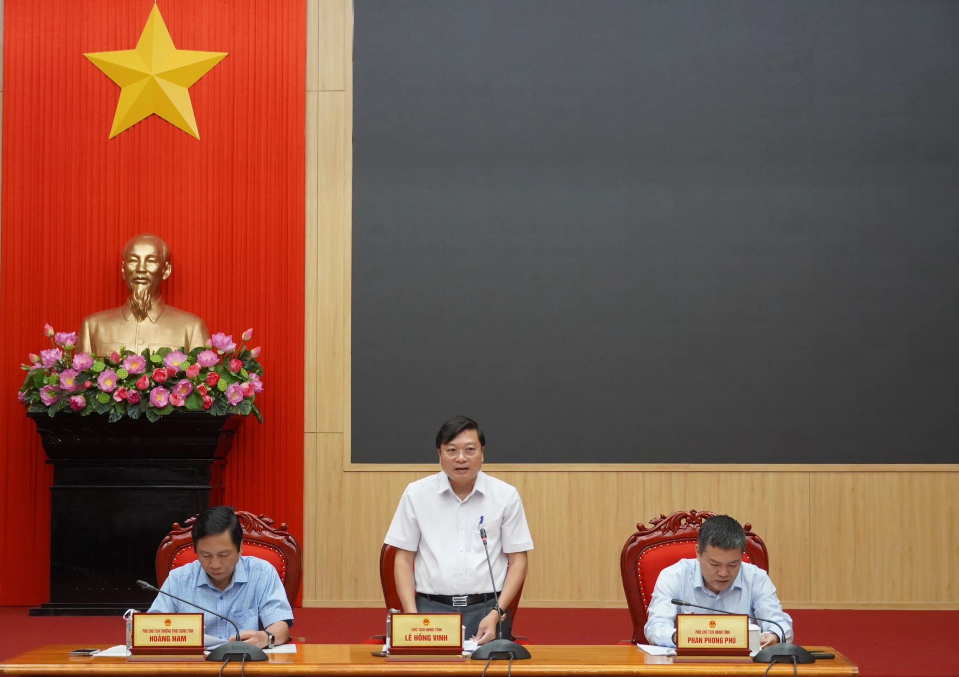 Đồng chí Lê Hồng Vinh, Chủ tịch UBND tỉnh yêu cầu các sở, ngành, địa phương, chủ đầu tư phải quyết liệt hơn nữa trong giải ngân vốn đầu tư công - Ảnh: T.Đ