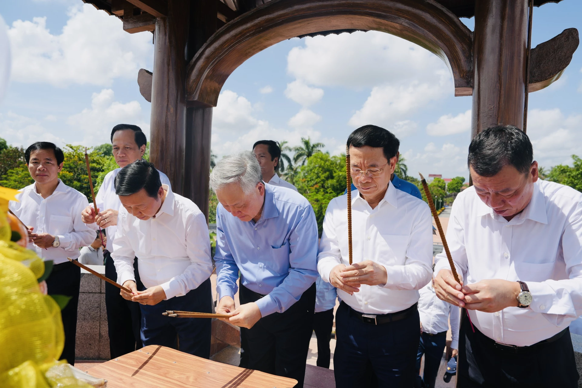 Đồng chí Nguyễn Hòa Bình và các thành viên trong đoàn kính cẩn dâng hương tại Đài tưởng niệm trung tâm Di tích Quốc gia đặc biệt Thành Cổ Quảng Trị - Ảnh: Mỹ Nhị