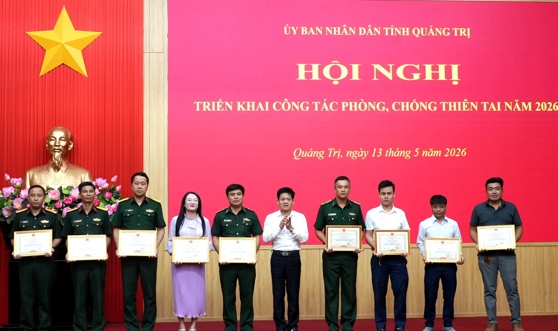 Các tập thể được nhận bằng khen của Chủ tịch UBND tỉnh vì có thành tích đột xuất tiêu biểu, điển hình trong công tác phòng, chống, khắc phục hậu quả các đợt thiên tai, bão lũ trên địa bàn tỉnh năm 2025 - Ảnh: T.Đ