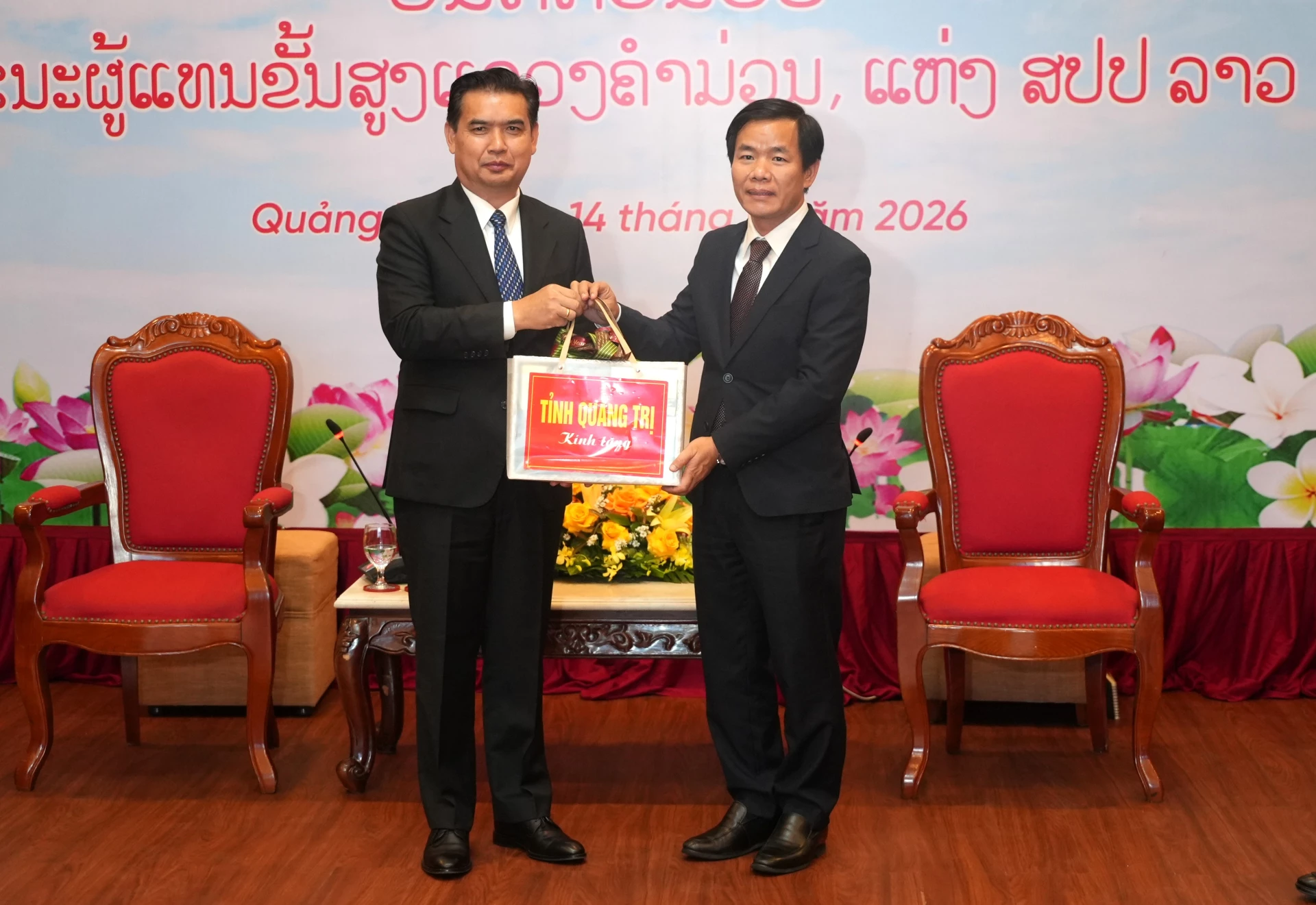 Đồng chí Nguyễn Văn Phương, Bí thư Tỉnh ủy Quảng Trị tặng quà cho đồng chí Xay-xạ-nạ Khột-phu-thon, Bí thư Tỉnh ủy Khăm Muồn - Ảnh: T.Đ