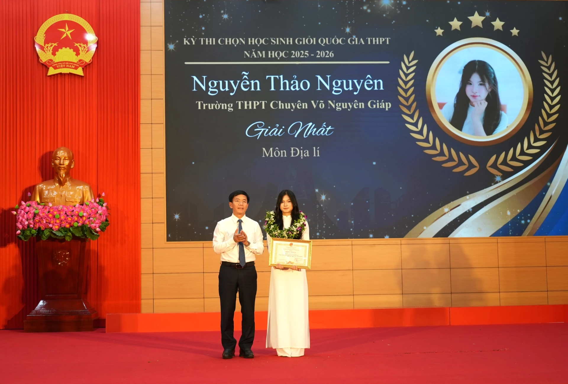 Đồng chí Nguyễn Văn Phương, Bí thư Tỉnh ủy trao bằng khen cho em Nguyễn Thảo Nguyên đoạt giải Nhất môn Địa lí Kỳ thi chọn học sinh giỏi Quốc gia THPT năm học 2025 -2026 - Ảnh: T.Đ