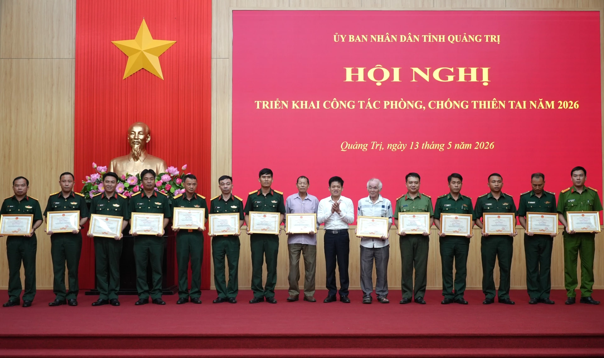 Các cá nhân được nhận bằng khen của Chủ tịch UBND tỉnh vì có thành tích đột xuất tiêu biểu, điển hình trong công tác phòng, chống, khắc phục hậu quả các đợt thiên tai, bão lũ trên địa bàn tỉnh năm 2025 - Ảnh: T.Đ