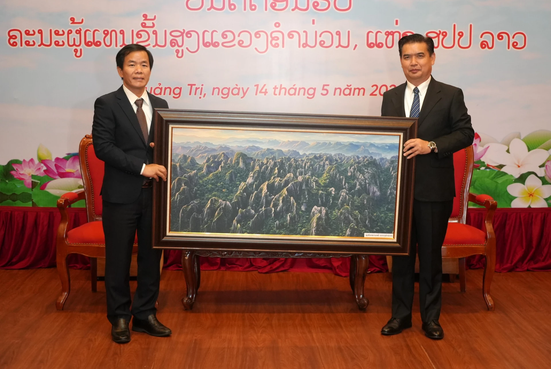 Đồng chí Xay-xạ-nạ Khột-phu-thon, Bí thư Tỉnh ủy Khăm Muồn tặng bức tranh vẽ VQG Hin Nam No cho đồng chí Nguyễn Văn Phương, Bí thư Tỉnh ủy Quảng Trị - Ảnh: T.Đ