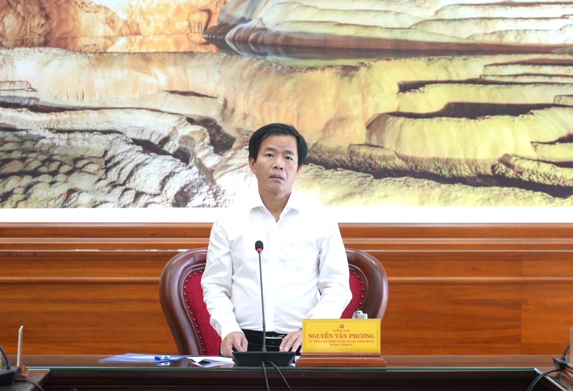 Đồng chí Nguyễn Văn Phương, Bí thư Tỉnh ủy yêu cầu cần tháo gỡ các “ điểm nghẽn” để thúc đẩy hoạt động xuất, nhập khẩu - Ảnh: T.Đ