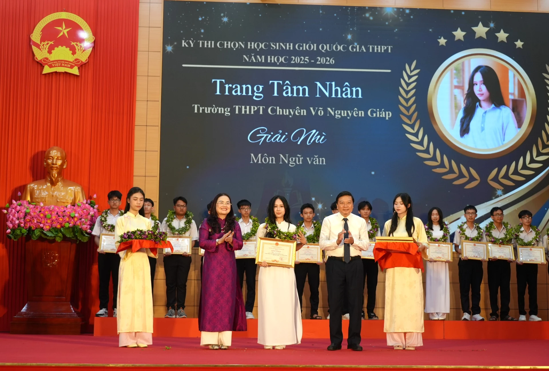 Đồng chí Lê Hồng Vinh, Chủ tịch UBND tỉnh và lãnh đạo Sở Giáo dục và Đào tạo trao Bằng khen cho bằng khen cho em Nguyễn Thảo Nguyên đoạt giải Nhất môn Địa lí Kỳ thi chọn học sinh giỏi Quốc gia THPT năm học 2025 -2026