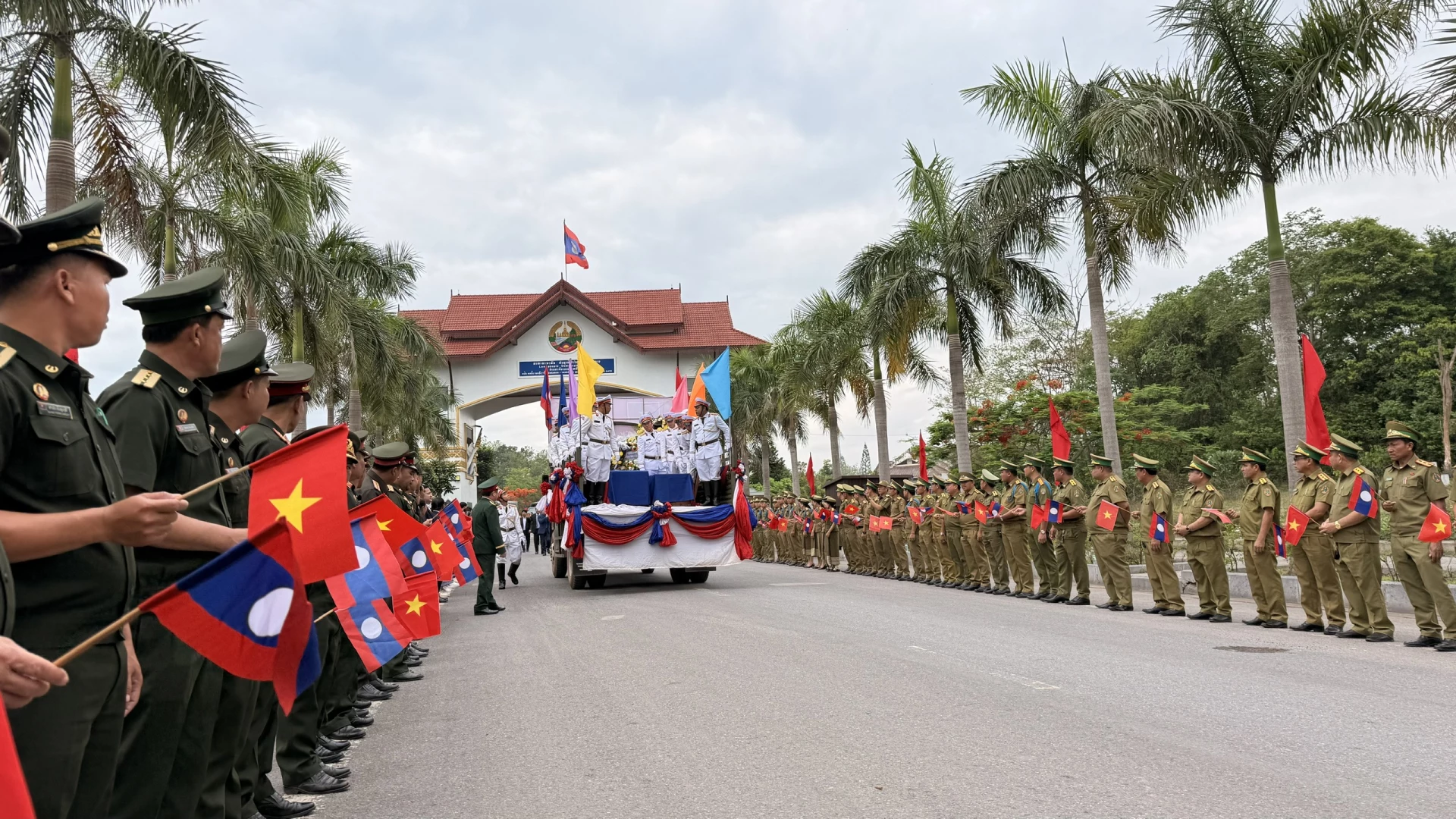 Tỉnh Quảng Trị đón 28 hài cốt liệt sĩ hy sinh tại Lào về nước - Ảnh: Hoàng Hùng