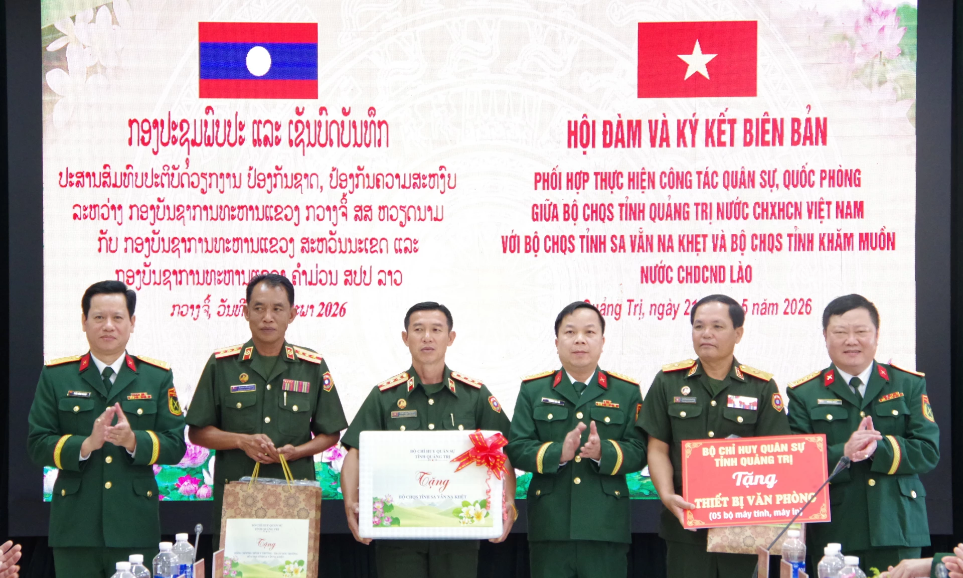 Bộ Chỉ huy Quân sự tỉnh Quảng Trị trao tặng cho Bộ Chỉ huy Quân sự tỉnh Sạ-vẳn-na-khệt thiết bị văn phòng và 5 bộ máy tính, máy in - Ảnh: X.D