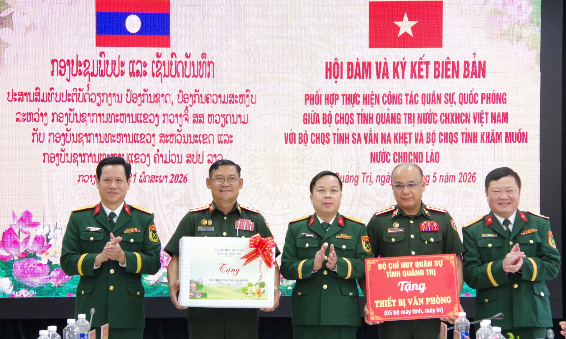 Bộ Chỉ huy Quân sự tỉnh Quảng Trị trao tặng cho Bộ Chỉ huy Quân sự tỉnh Khăm Muồn thiết bị văn phòng và 5 bộ máy tính, máy in - Ảnh: X.DA