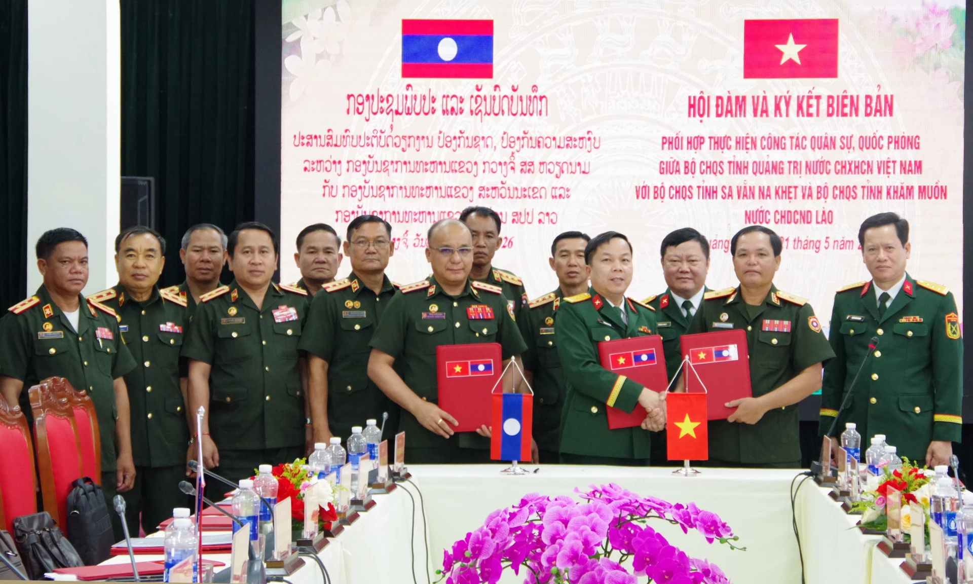 Đại diện Bộ Chỉ huy Quân sự các tỉnh Quảng Trị, Sạ-vẳn-na-khệt và Khăm Muồn ký kết biên bản phối hợp thực hiện nhiệm vụ quân sự, quốc phòng giai đoạn 2026-2027 - Ảnh: X.D