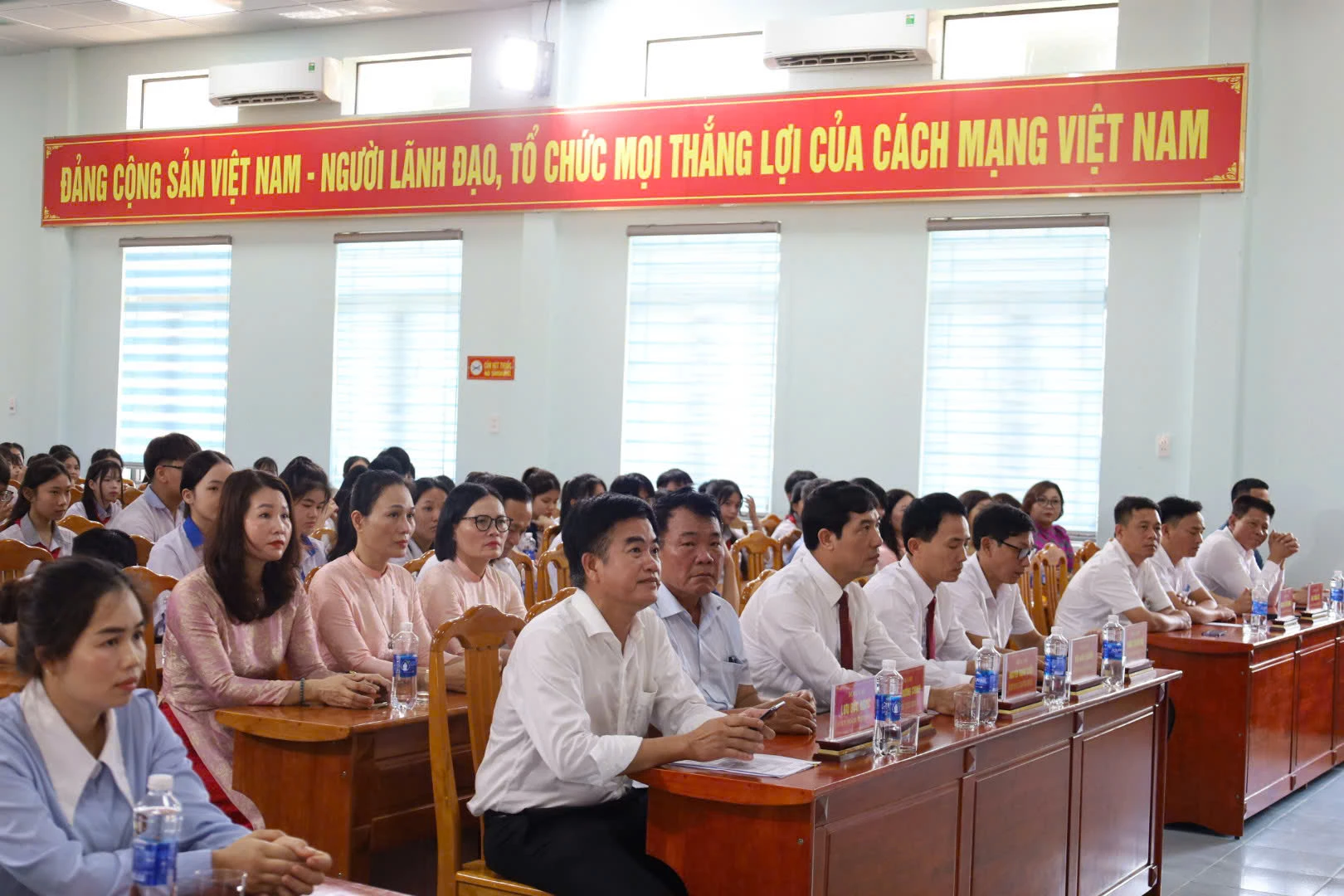 Các đại biểu và đông đảo giáo viên, học sinh tham dự buổi lễ vinh danh. Ảnh: D.H