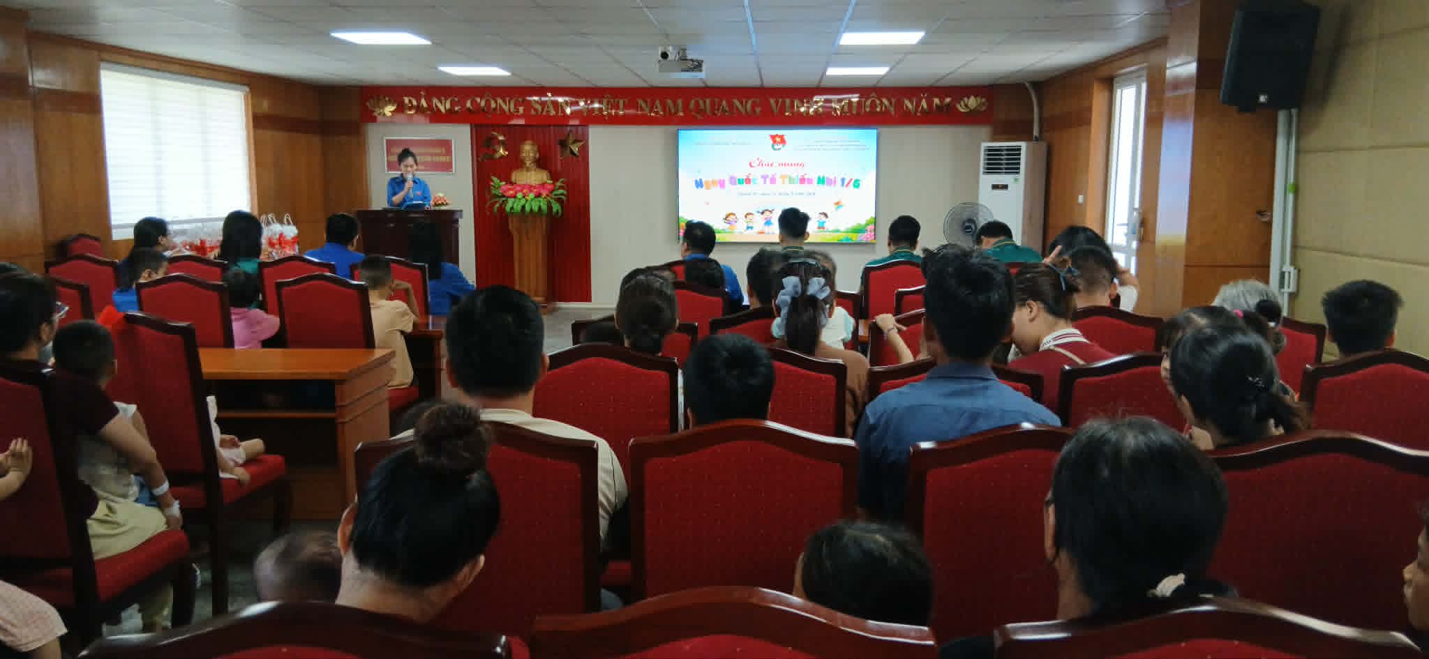 Ảnh: H.Đ Quang cảnh chương trình tặng quà cho các em thiếu nhi tại Bệnh viện Việt nam -  Cu Ba Đồng Hới.