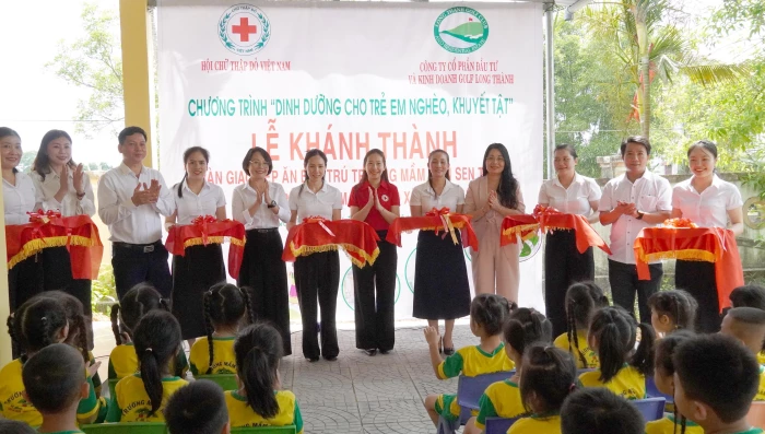 Bàn giao công trình bếp ăn bán trú điểm trường mầm non tại xã Sen Ngư