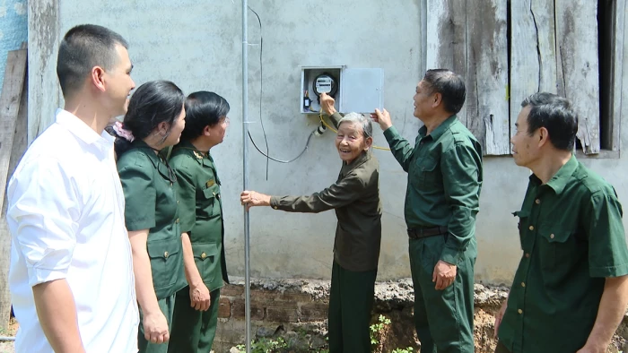Bàn giao công trình nước sinh hoạt cho gia đình Anh hùng Lao động Đinh Thị Thu Hiệp và các hộ dân