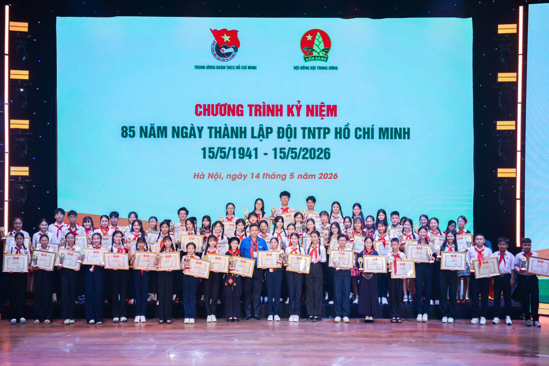 Các đội viên tiêu biểu trên cả nước được tuyên dương tại chương trình kỷ niệm 85 năm Ngày thành lập Đội Thiếu niên tiền phong Hồ Chí Minh và trao Giải thưởng Kim Đồng năm học 2025-2026 - Ảnh: M.H
