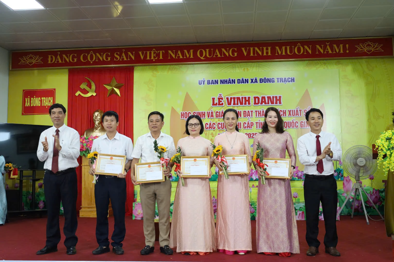 Đại diện lãnh đạo xã Đông Trạch khen thưởng cho giáo viên có thành tích xuất sắc trong công tác bồi dưỡng học sinh giỏi. Ảnh: D.H  