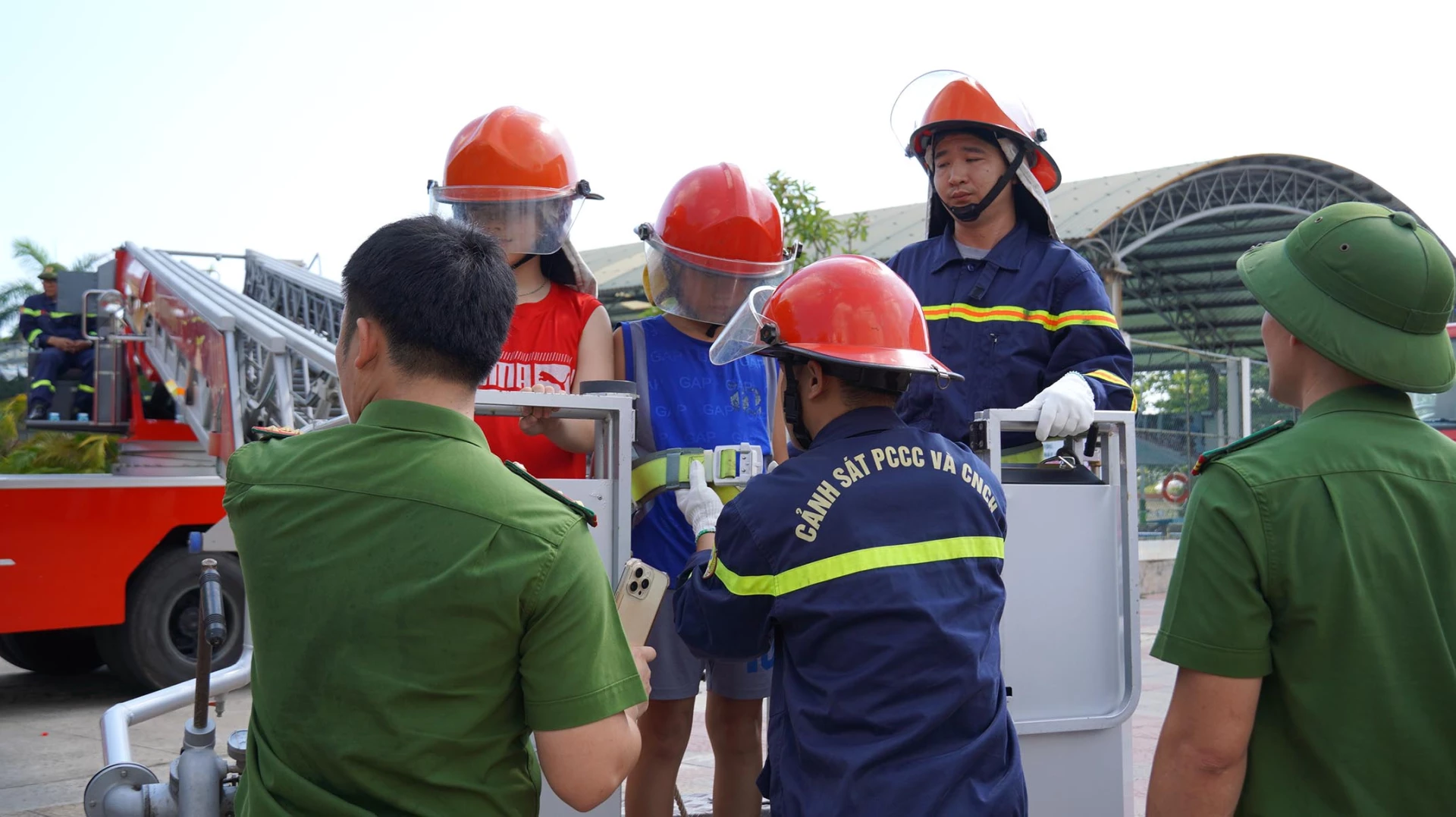 Đoàn viên thanh niên trải nghiệm các hoạt động PCCC tại trung tâm - Ảnh: C.H