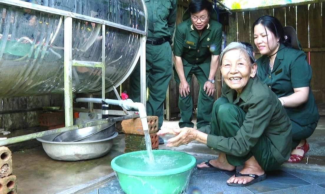 Niềm vui có nước sinh hoạt của Anh hùng Lao động Đinh Thị Thu Hiệp - Ảnh: C.H