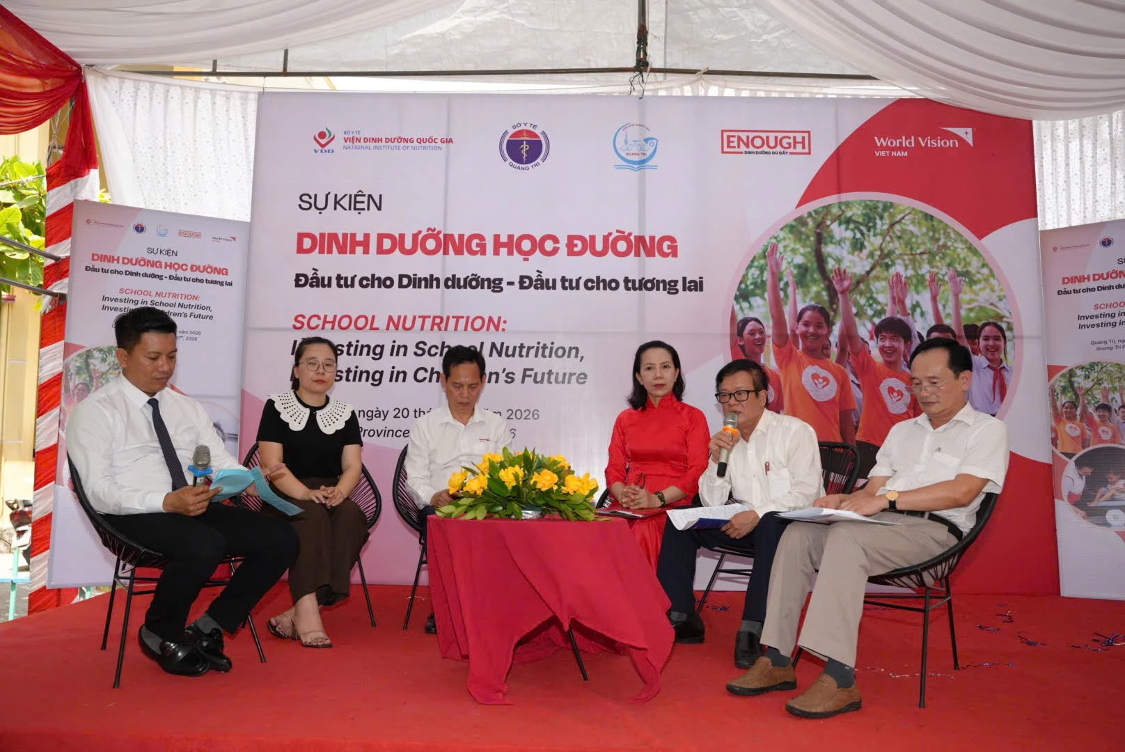 Ảnh: H.Đ Đại biểu và chuyên gia trao đổi, chia sẻ các nội dung liên quan đến dinh dưỡng học đường tại Trường Tiểu học số 1 Nam Lý, Phường Đồng Hới.