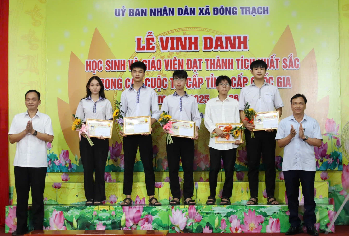Vinh danh học sinh THPT đạt giải tại kỳ thi học sinh giỏi cấp tỉnh. Ảnh: D.H