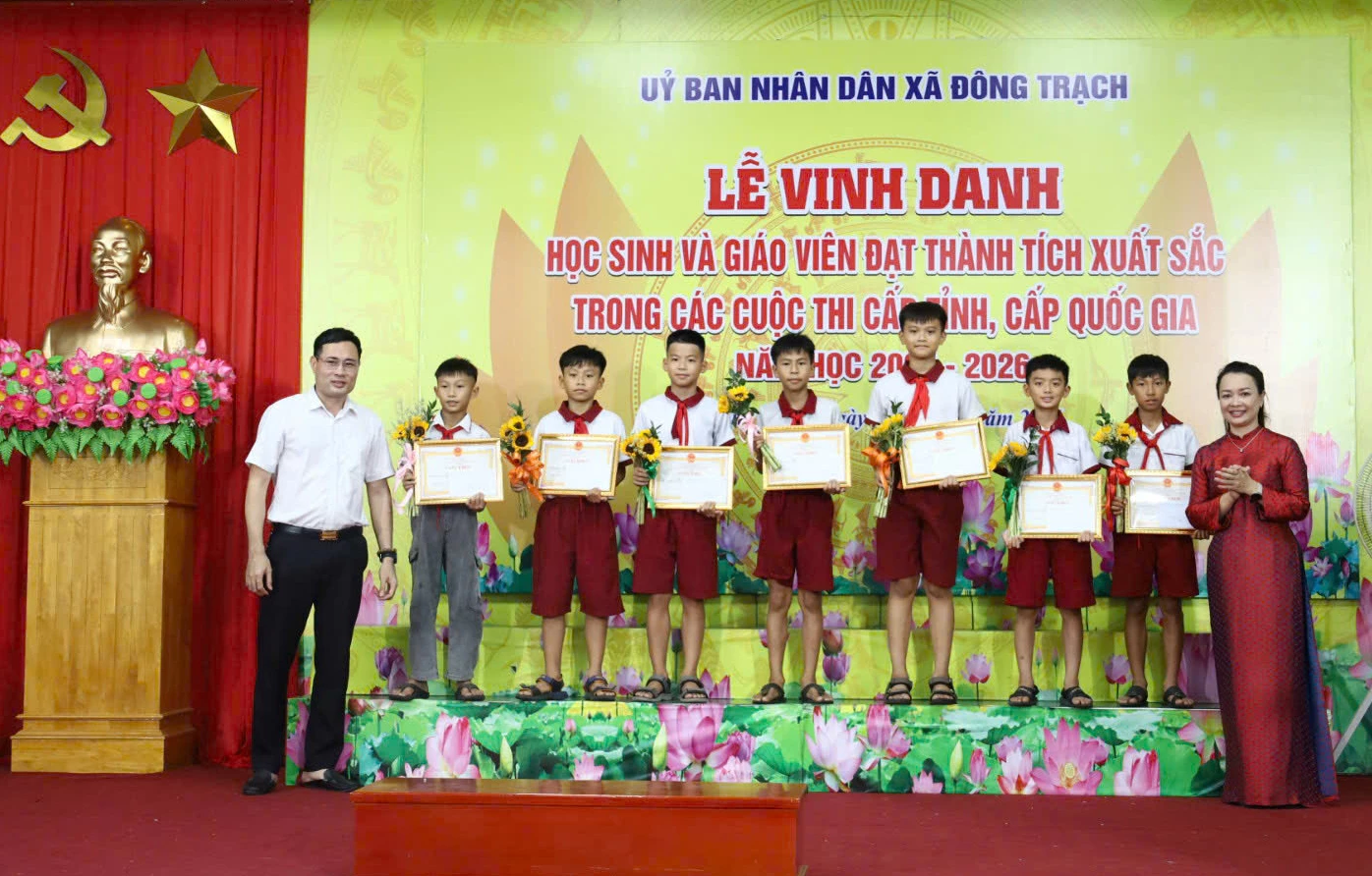 Buổi lễ vinh danh được tổ chức nhằm ghi nhận, biểu dương và động viên kịp thời những học sinh, giáo viên đạt thành tích xuất sắc trong các kỳ thi, hội thi. Ảnh: D.H