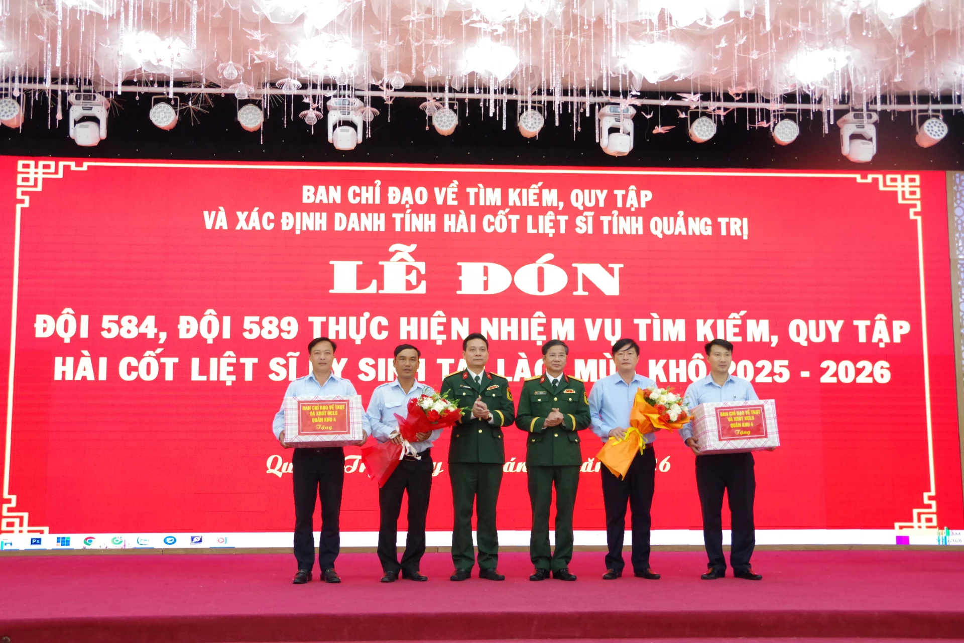 Ban Chỉ đạo tìm kiếm, quy tập và xác định danh tính hài cốt liệt sĩ Quân khu 4 trao quà động viên cán bộ, nhân viên các Đội quy tập hài cốt liệt sĩ 584 và 589 - Ảnh: X.D