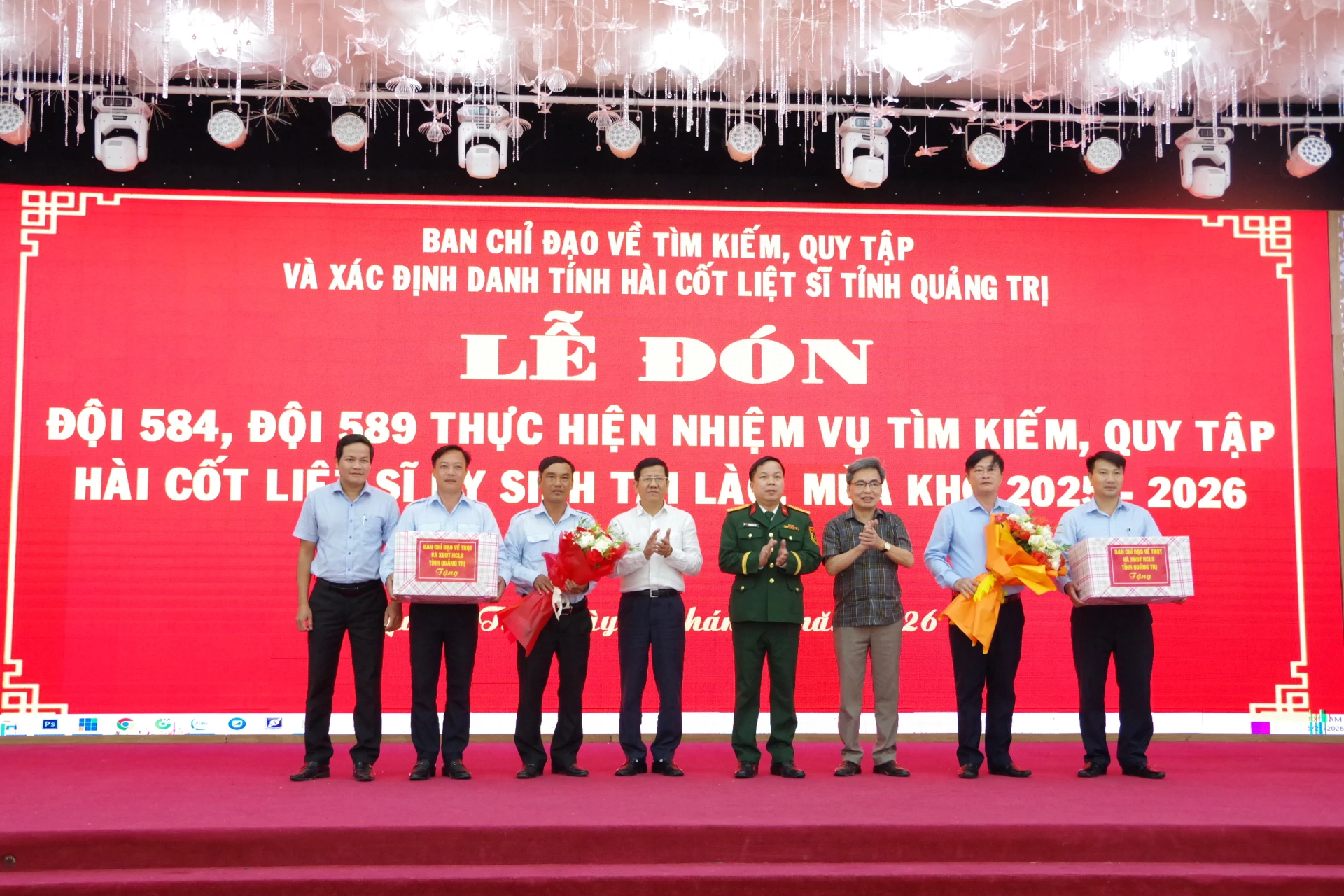 Ban Chỉ đạo tìm kiếm, quy tập và xác định danh tính hài cốt liệt sĩ tỉnh Quảng Trị trao quà động viên cán bộ, nhân viên các Đội quy tập hài cốt liệt sĩ 584 và 589 - Ảnh: X.D