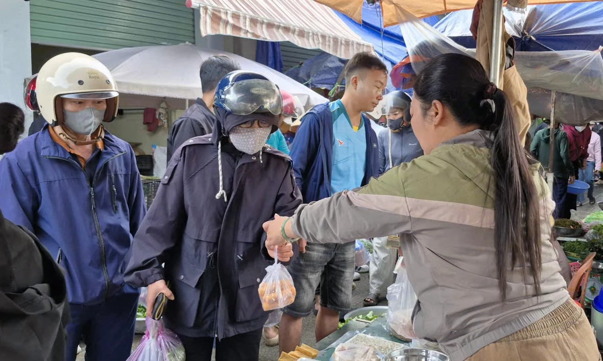 Nhiều người tìm đến chợ Rằm tháng Ba Minh Hóa tìm mua các sản vật địa phương - Ảnh: C.H