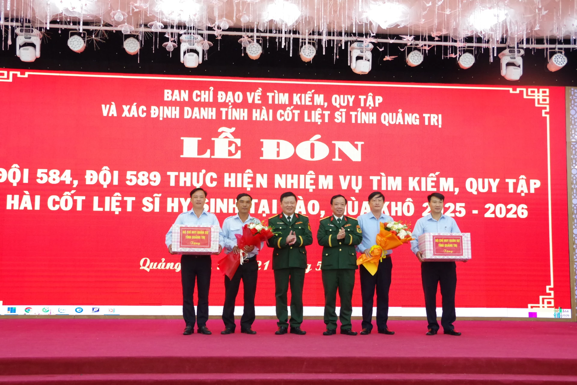 Bộ Chỉ huy Quân sự tỉnh trao quà động viên cán bộ, nhân viên các Đội quy tập hài cốt liệt sĩ 584 và 589 - Ảnh: X.D
