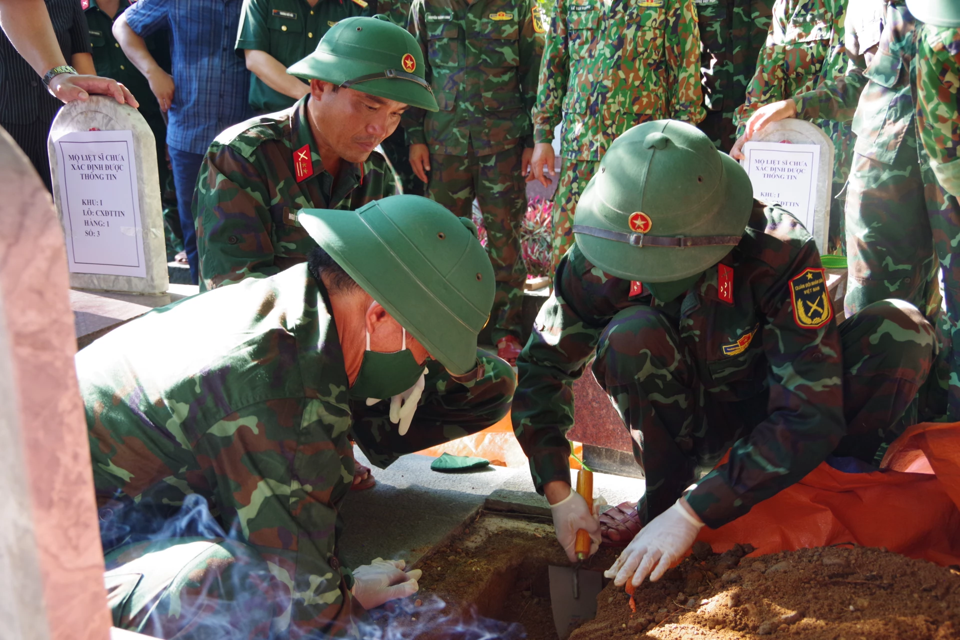 Các Tổ công tác tiến hành lấy mẫu hài cốt liệt sĩ tại Nghĩa trang liệt sĩ Quốc gia Trường Sơn