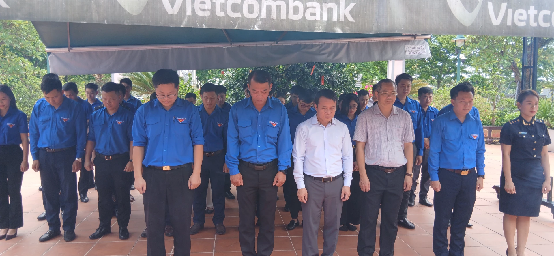 Ảnh: H.Đ Các đại biểu dành phút tưởng niệm đối với Chủ tịch Hồ Chí Minh và các Anh hùng liệt sĩ.