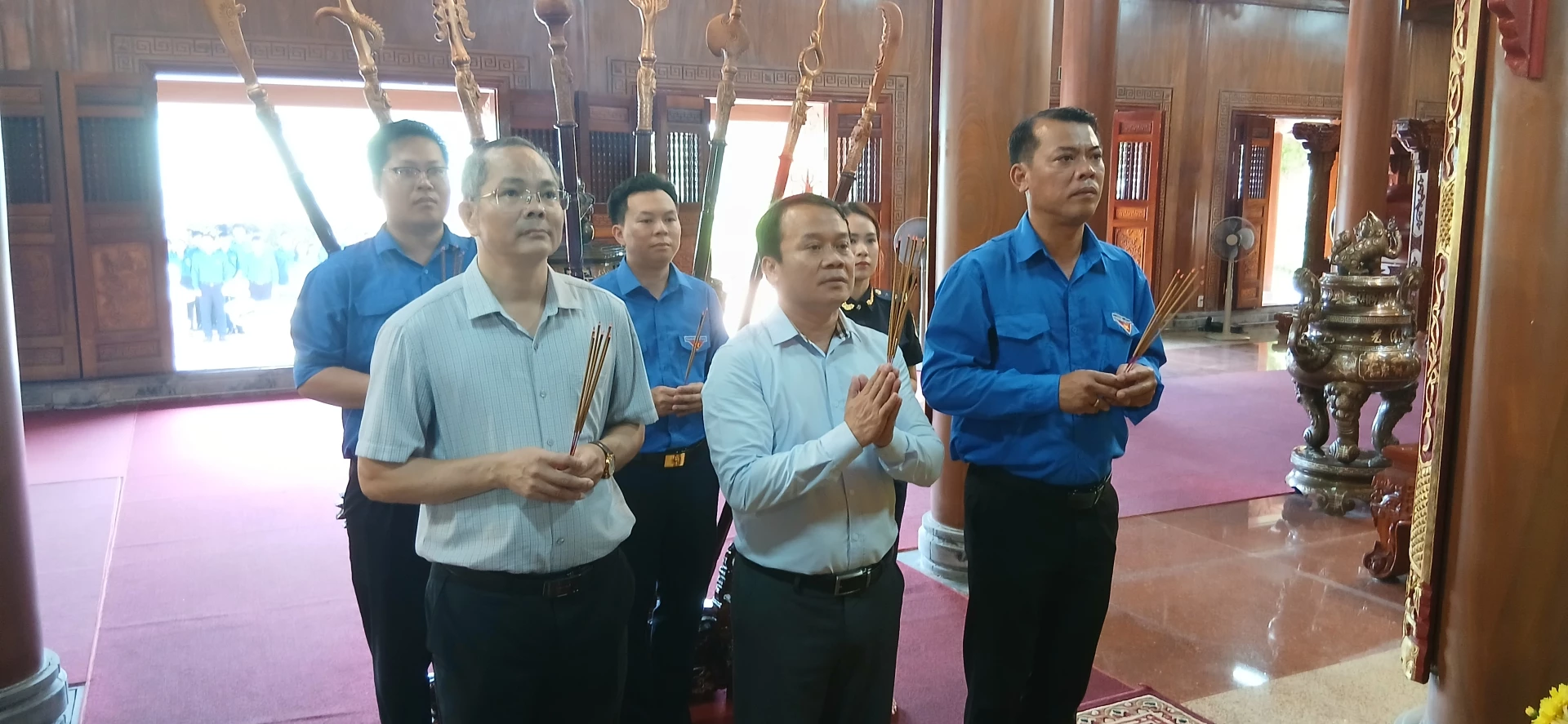 Ảnh: H.Đ Các đại biểu dâng hương tại Đền thờ Bác Hồ và các Anh hùng liệt sĩ.