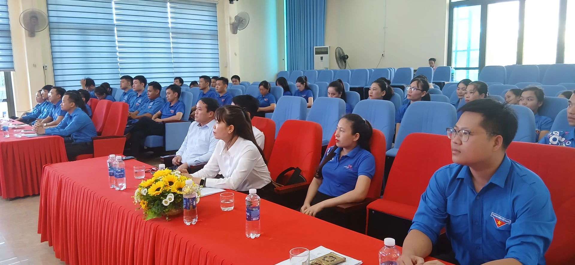 Ảnh: H.Đ Đại biểu và đoàn viên thanh niên công nhân tham gia tại chương trình.