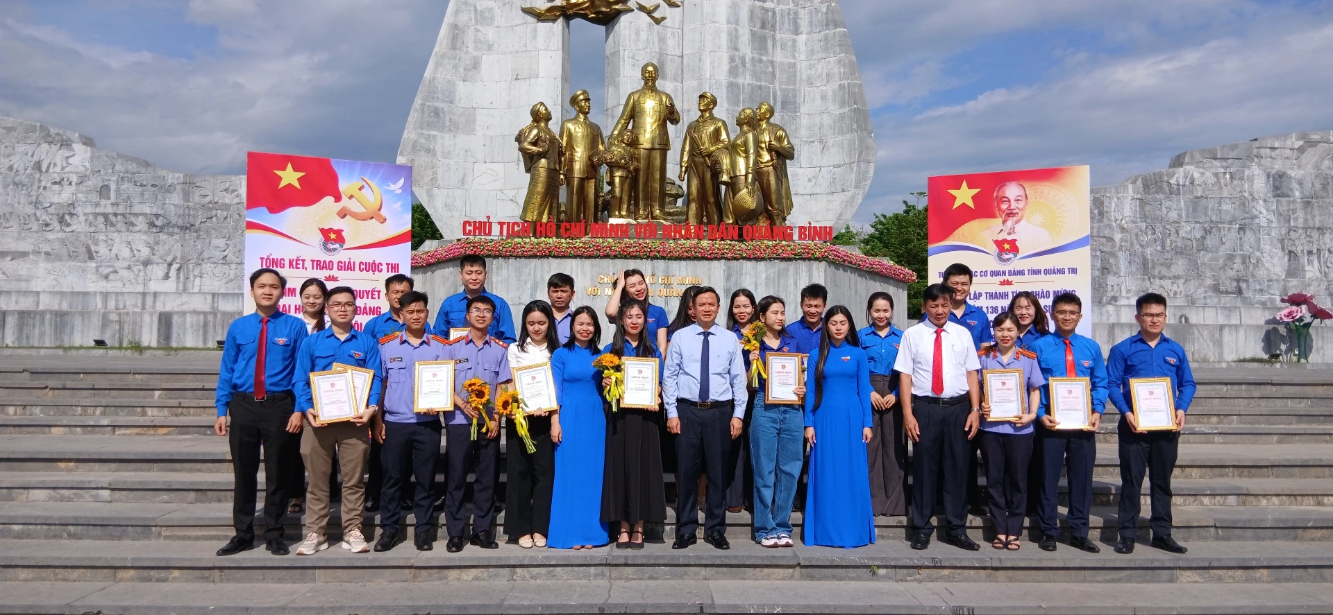 Ảnh: H.Đ Ban tổ chức chụp ảnh lưu niệm cùng các đại biểu tại buổi lễ Tổng kết, trao giải Cuộc thi “Tìm hiểu Nghị quyết Đại hội XIV của Đảng, Nghị quyết Đại hội Đảng, Đoàn các cấp nhiệm kỳ 2025 - 2030” 