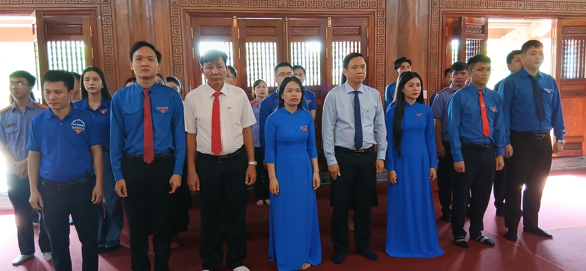 Ảnh: H.Đ Các đại biểu dâng hương tại Đền thờ Bác Hồ và các Anh hùng liệt sĩ.