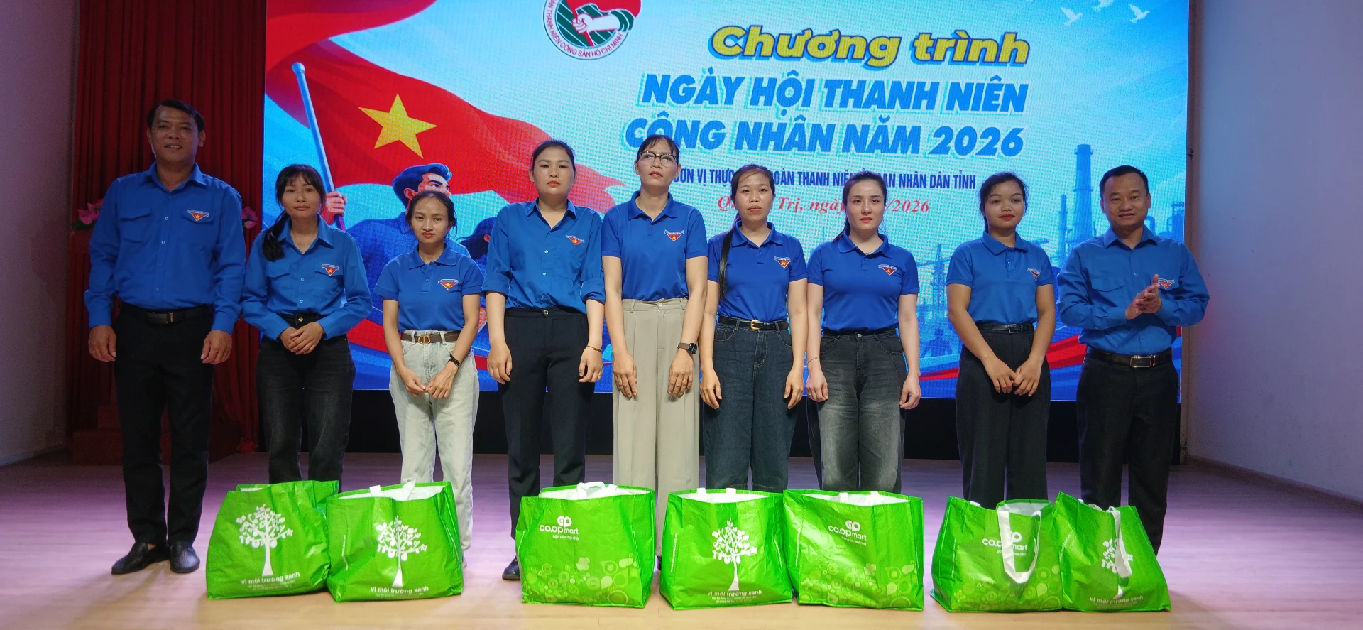 Ảnh: H.Đ Ban tổ chức Tặng quà cho các đoàn viên thanh niên công nhân có hoàn cảnh khó khăn. 
