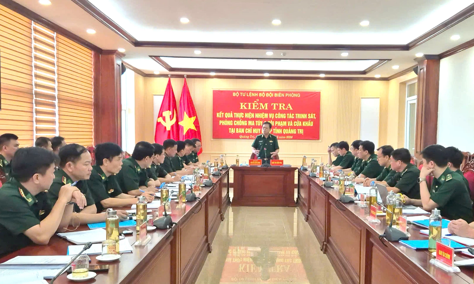 Đồng chí Thiếu tướng Nguyễn Văn Thiện kiểm tra kết quả thực hiện nhiệm vụ công tác trinh sát, phòng, chống tội phạm và cửa khẩu tại Ban Chỉ huy Bộ đội Biên phòng Quảng Trị - Ảnh: N.H
