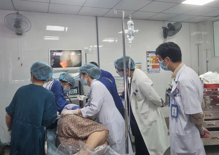 Xử lý thành công trường hợp bệnh nhân bị xương vịt đâm thủng thực quản